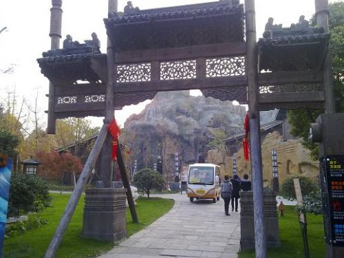淹城遗址公园,淹城传统街坊,淹城野生动物世界,淹城春秋乐园,淹城春秋_动物世界 淹城春秋乐园 全球首家春秋文化主题梦幻乐园,2010年5月1日正式与国内外游客见面。 常州武进淹城春秋乐园总投资10亿元,取材于春秋时期政治、军事、经济、文化等方面,以情景体验的形式,设置春秋文化意境下的静态观赏型项目、互动演艺性项目和体验游乐式项目相结合。按照游览顺序,春秋乐园分为五大功能区,分别是入口服务区、诸子百家园、春秋文化演艺区、春秋主题体验区以及春秋民俗文化区。 孔子仿真机器人,中国原创、国内首家春秋文化的空中飞行影院,国内第一台拥有自主知识产权的空中观览飞行岛孙武点将台 园